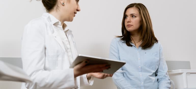 doctor talking to a patient in one of alcohol rehab centers WV
