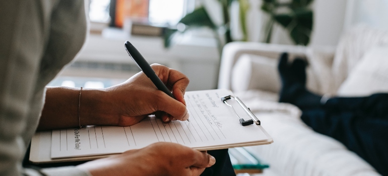 therapist writing notes during Dialectical Behavior therapy for addiction