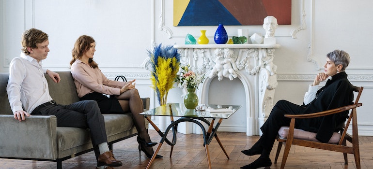 A couple in family therapy for addiction