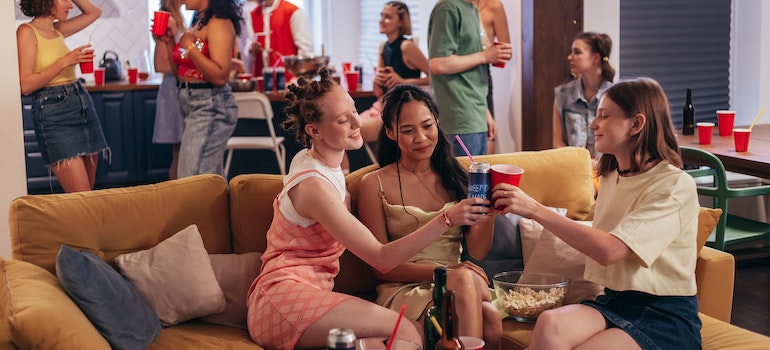 A group of people who don't know about recognizing and managing triggers drinking.