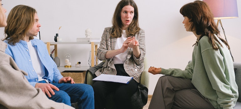 A therapist explaining how structured daily routine in recovery can help