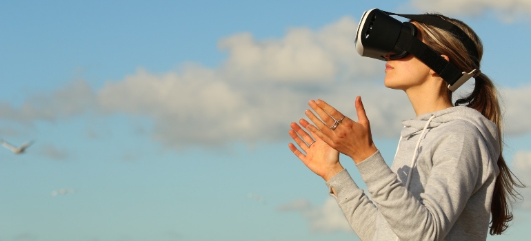 girl immersed in VR experience representing Virtual Reality in addiction treatment