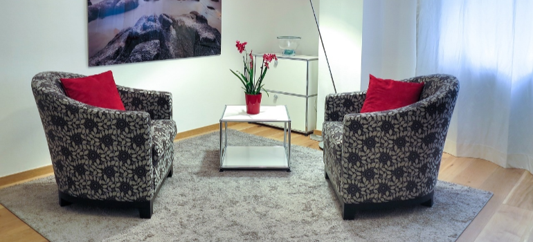 A picture of two armchairs facing each other, highlighting how acupuncture in drug addiction treatment needs to be combined with other therapies.