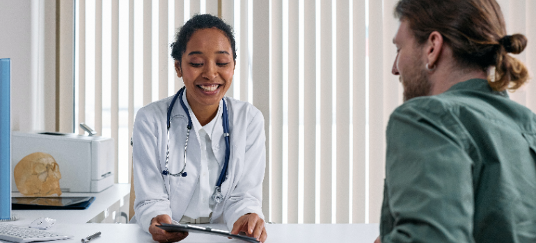A doctor talking to a patient about the role of healthcare providers in WV in addressing benzodiazepine Addiction