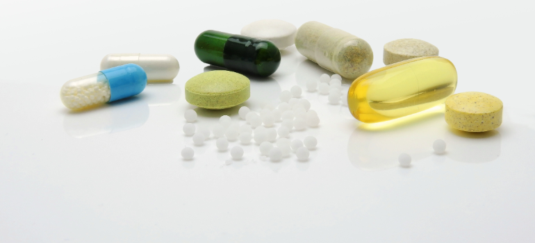A lot of different pills are shown, with difference in size, shape and color.