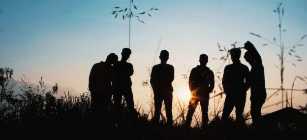 A silhuette of a group of young people