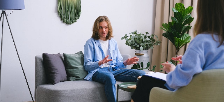 A man explaining the problem to a therapist.