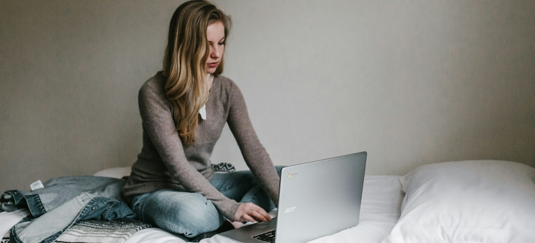 A woman browsing on rapid detox while sitting in bed.
