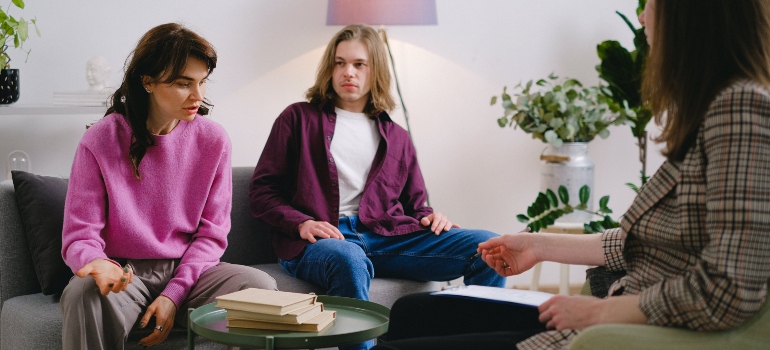 A man and a woman talking to a therapist about does alcohol increase blood pressure