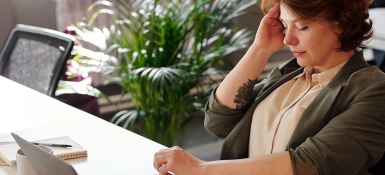 woman experiencing drowsiness.