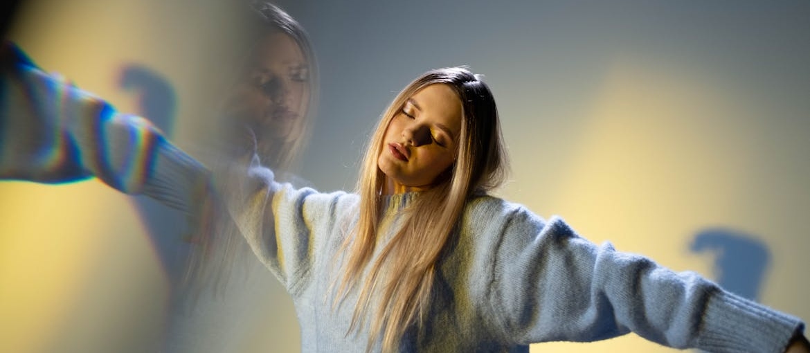 A woman fighting her hallucinations- a prove that drugs can cause hallucinations.