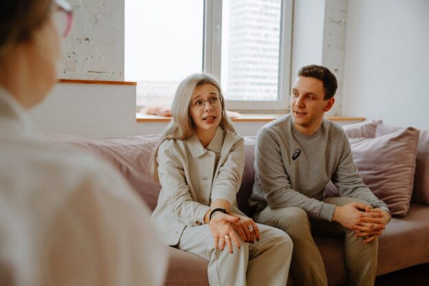 A man and a woman talking to a therapist about how to ease the symptoms of opiate withdrawal