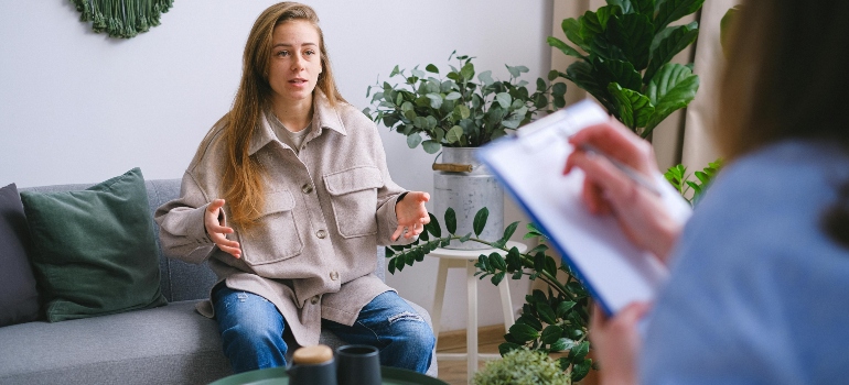 woman explaining problems to the therapist