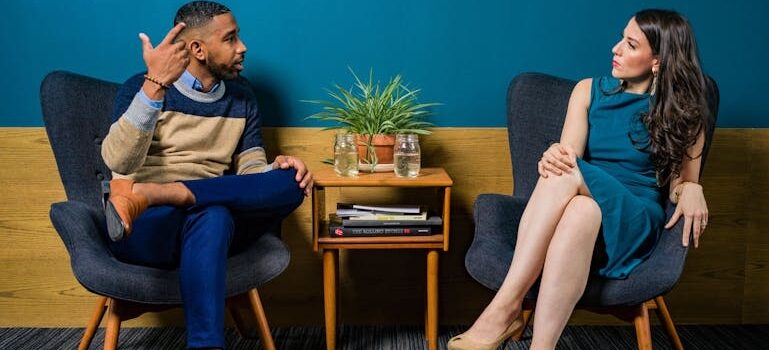 A therapy session for setting realistic goals in addiction recovery in West Virginia.