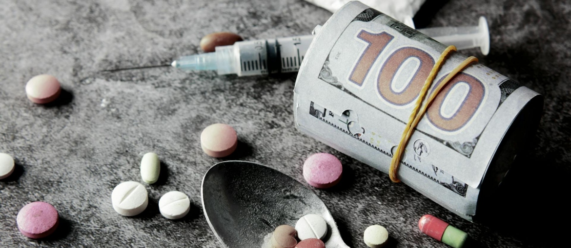 drugs and rolled money