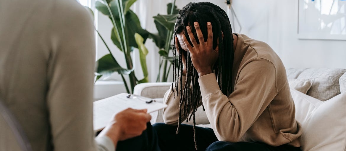 A crack-addicted patient is sitting on the couch and talking to his therapist about crack addicts before and after.
