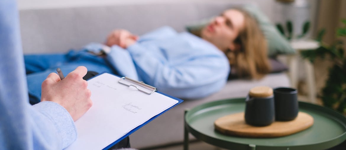 A person lying on a couch and talking to a therapist after cocaine withdrawal