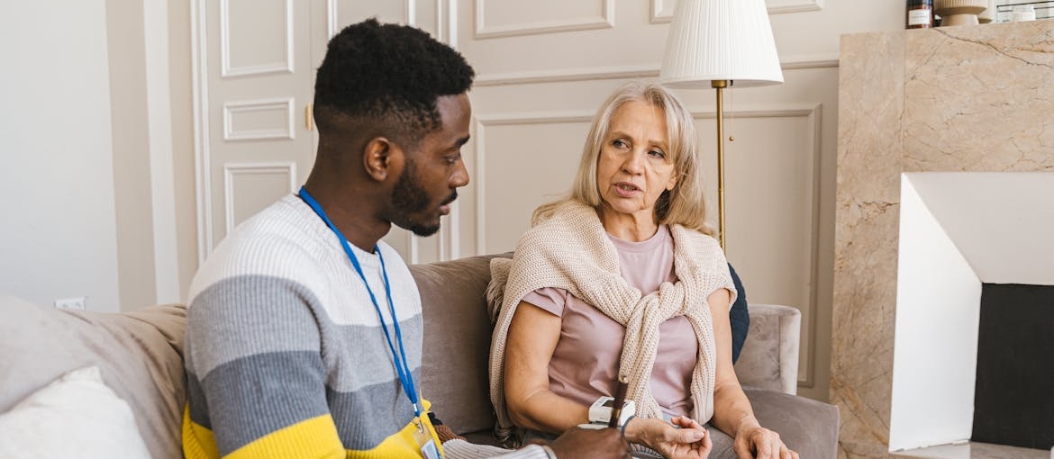 Woman talking about the link between chronic pain and addiction in older adults with her doctor.
