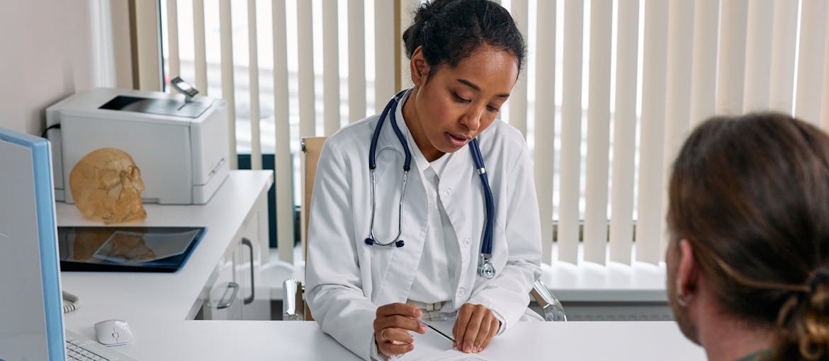 Doctor talking about dual diagnosis recovery challenges with her patient.