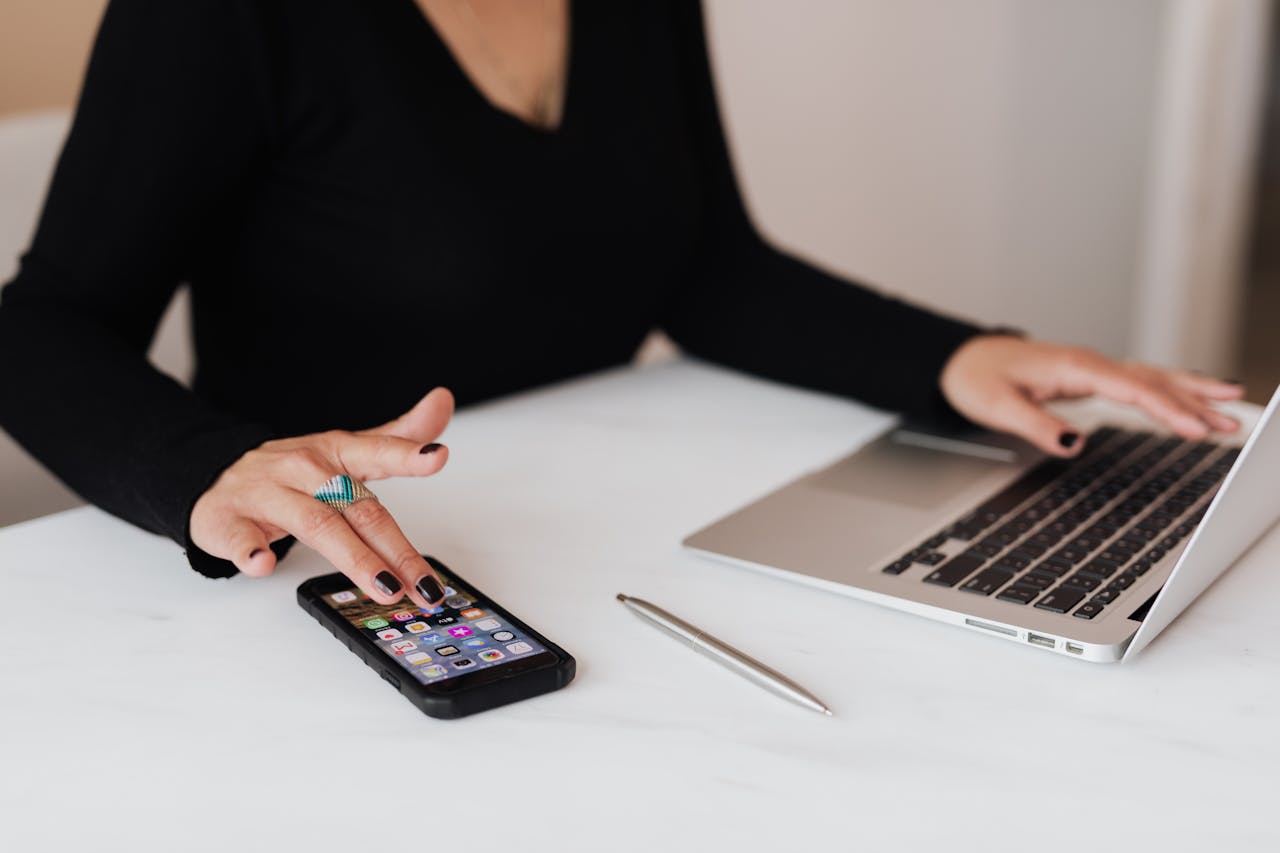 Can Digital Minimalism in Recovery Help You Stay Sober in a Hyperconnected World