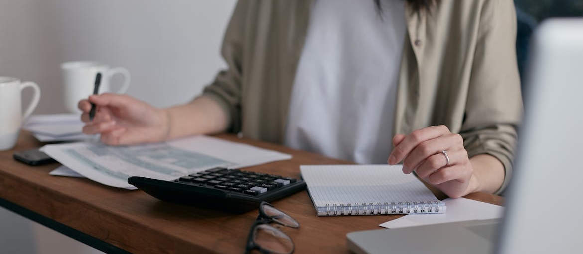 Woman calculating her bills.