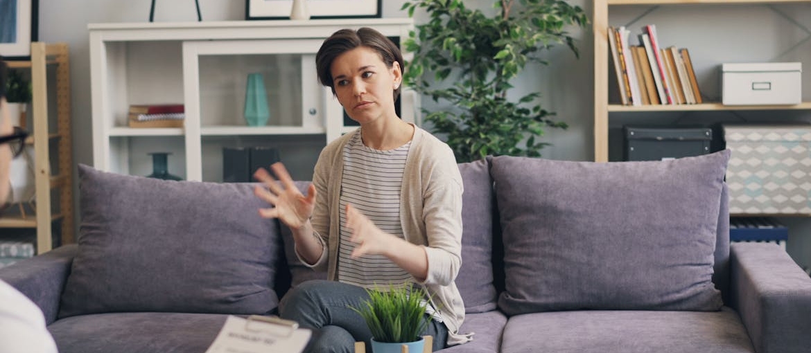 Woman explaining her emotions to her therapist.