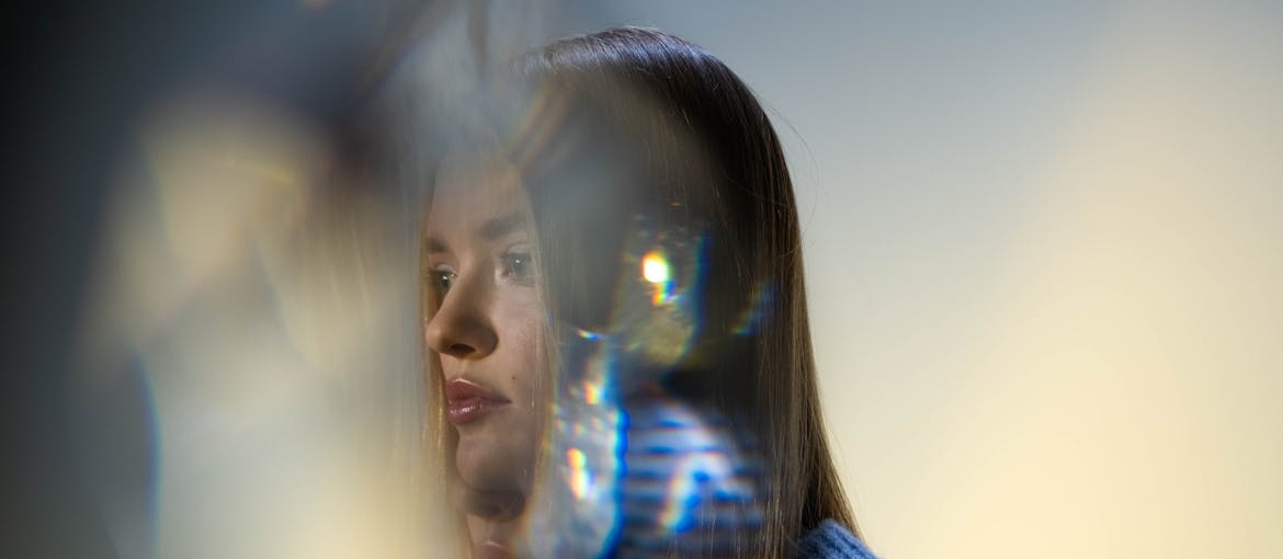 Woman experiencing hallucinations after having tripped on acid.