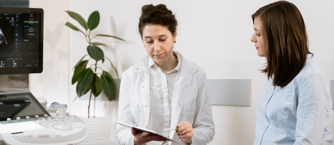 Doctor explaining how to get weed out of your system to a pregnant woman.