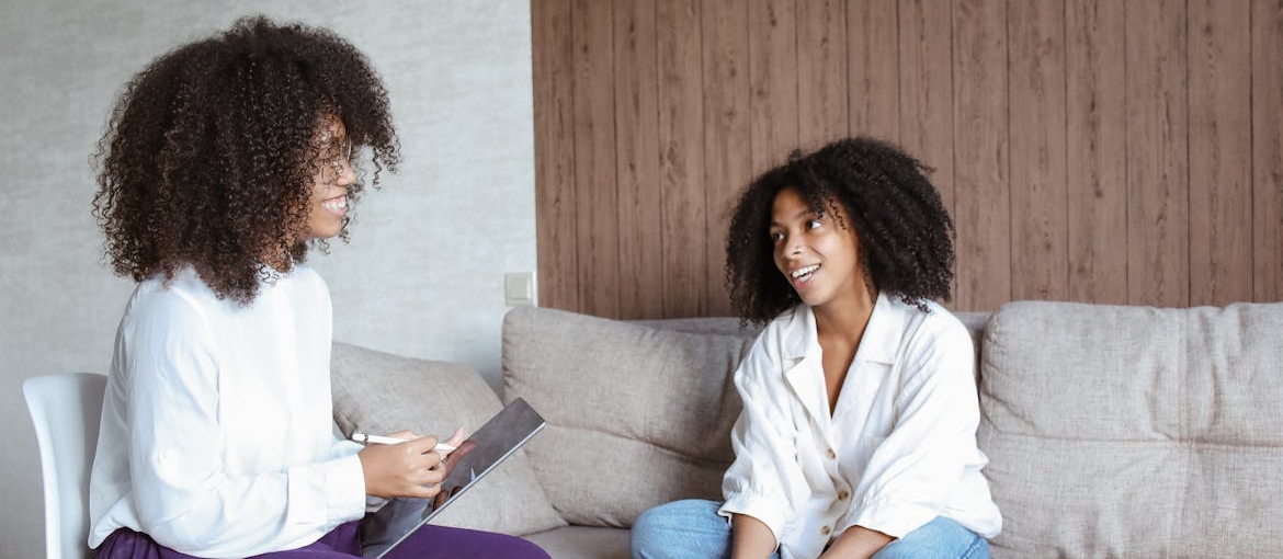 Woman talking about the best foods for detoxing from drugs with her client.