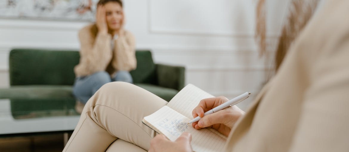 Woman talking about the link between genetics and addiction with her therapist.