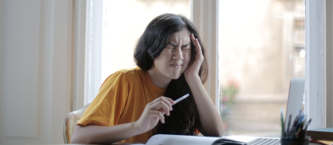 Woman having a headache while experiencing Xanax withdrawal symptoms.
