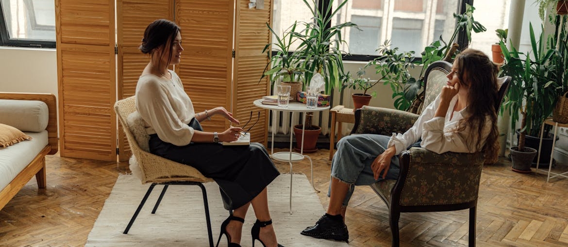 Woman talking about prescription painkillers with her therapist.