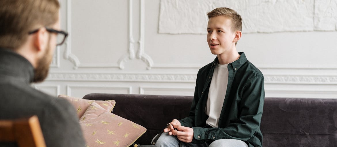 Therapist talking about benefits of sobriety with his client.