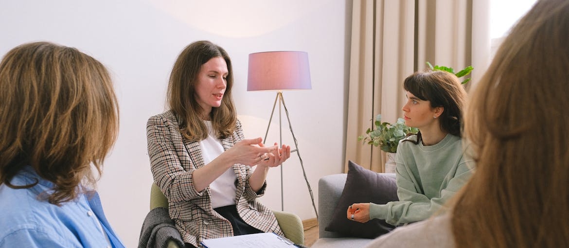 Rehab therapist talking about how long does cannabis-induced anxiety last in a group session.