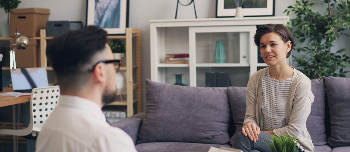Woman talking about her anxiety issues with her therapist.