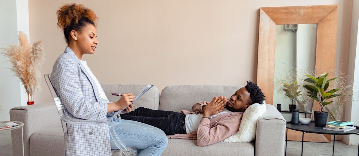 Man getting a diagnosis for polysubstance addiction from a therapist.